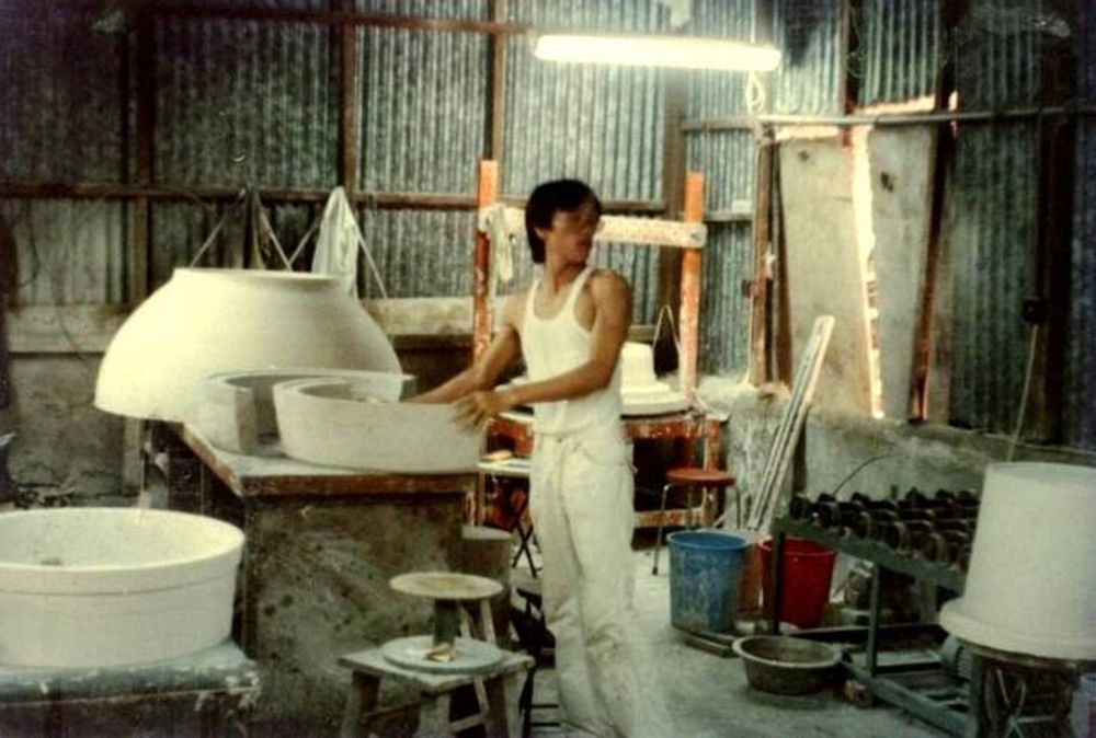 1980年代石灣梁啟深師傅製作石膏模具。