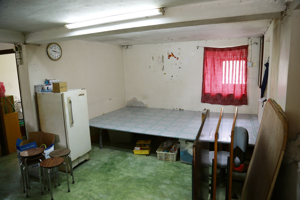 因為居民不算富裕，所以寮屋的內部陳設簡單，一張大木板便是幾兄弟的床鋪。