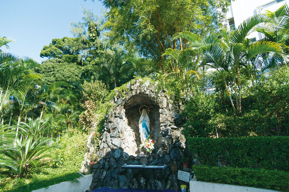 這尊聖母像，由美國教友於1974年捐出， 現放置於聖母山內。