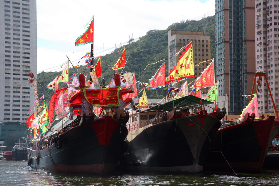 三艘漁船靠泊香港仔避風塘，作為朱大仙水面醮的醮場。