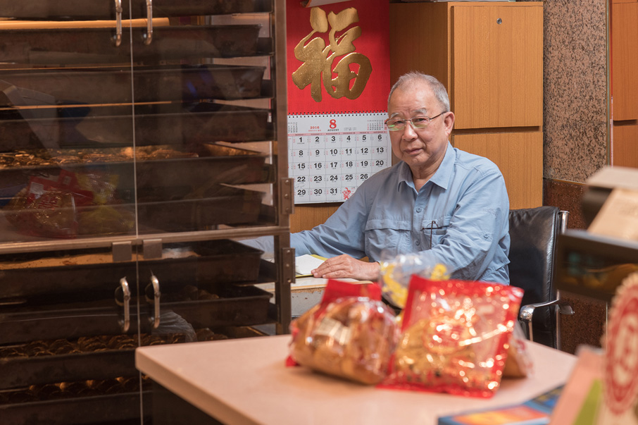 大同老餅家老闆謝禎 原先生，至今仍堅持部分糕點以人手製作，希望食客能感受當中的手藝及真味。