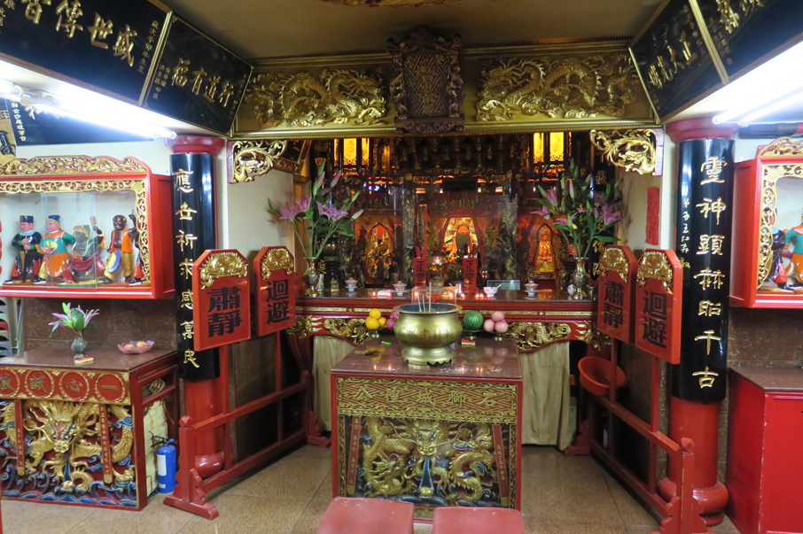 石獅城隍廟雖然開在大廈內，空間有限，但室內裝修仍十分講究，充滿閩南廟宇特色。