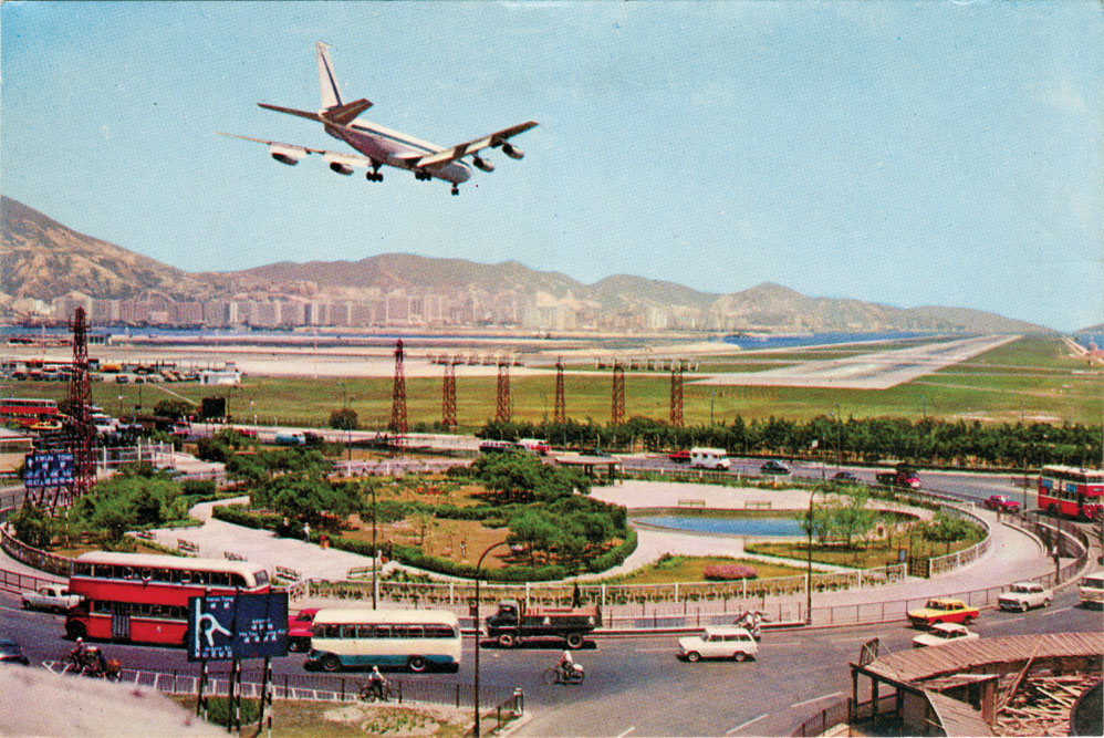 1958年興建了延伸出海的跑道，令大型航機能夠升降，加上地理因素，奠定香港成為亞太區重要的航空樞紐中心。