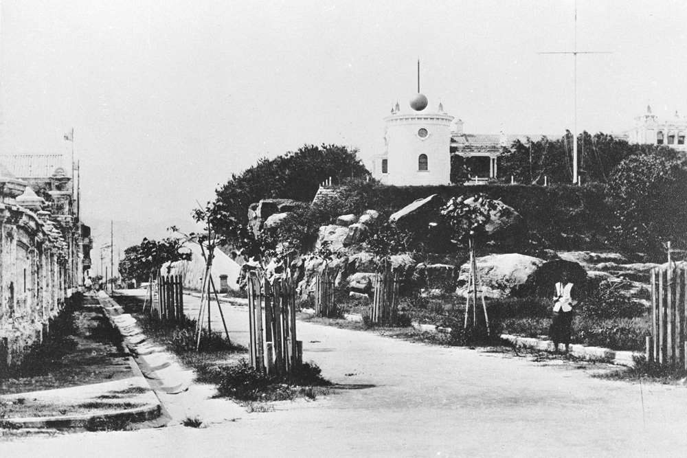 1908年，位於前尖沙咀水警總部的小山崗上的報時塔。