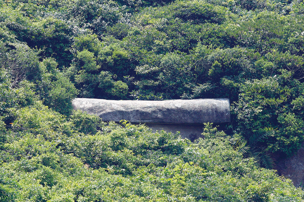 巫氏大屋附近有一塊長形石，被稱為「棺材石」。