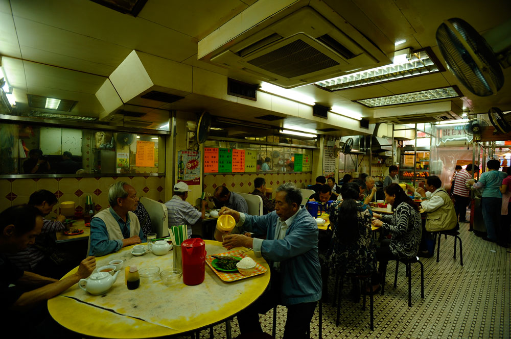 由於價格便宜，令北河飯店成為深水埗老街坊的食堂，每天高朋滿座。