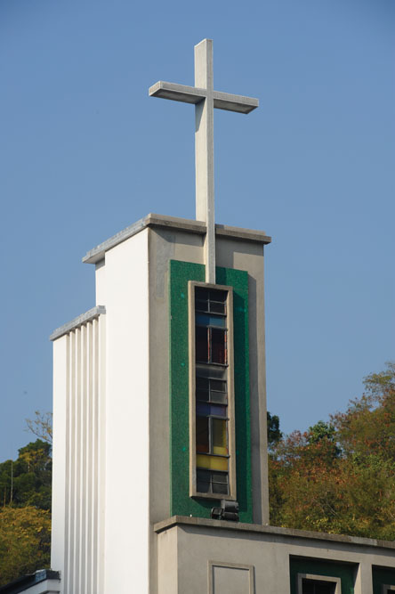 大樓頂的十字架與整體建築配合相宜。
