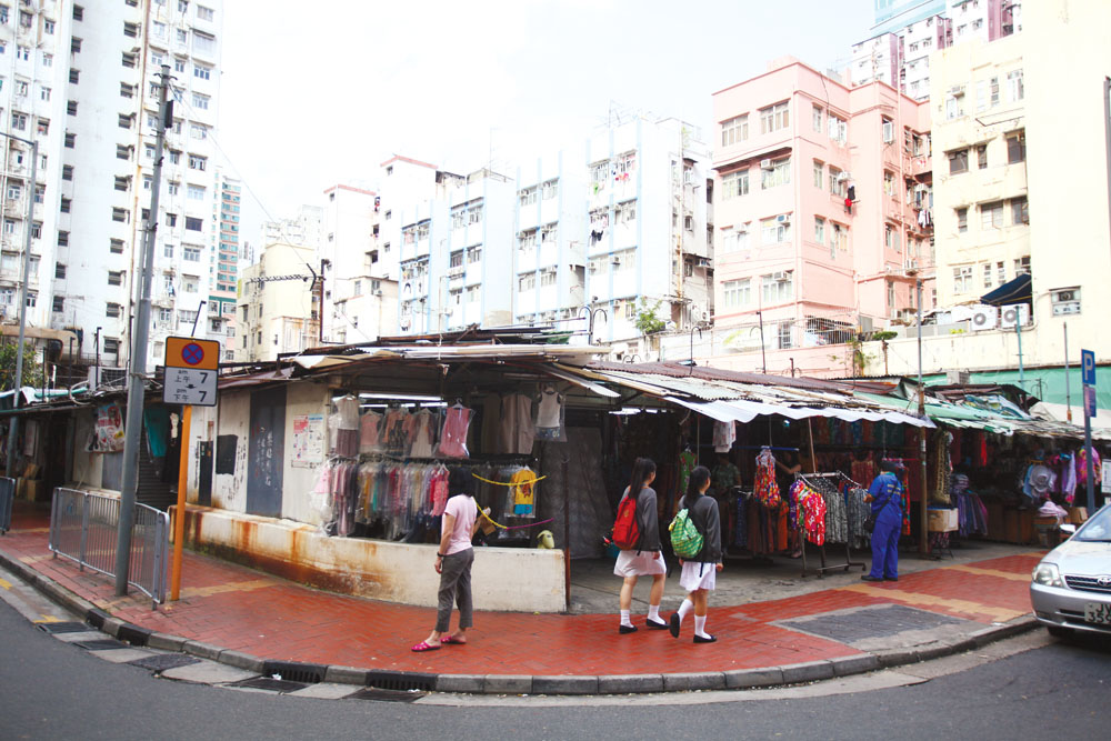 鱟地坊是小販集散地，價廉物美，可說是荃灣區內的平民購物熱點。
