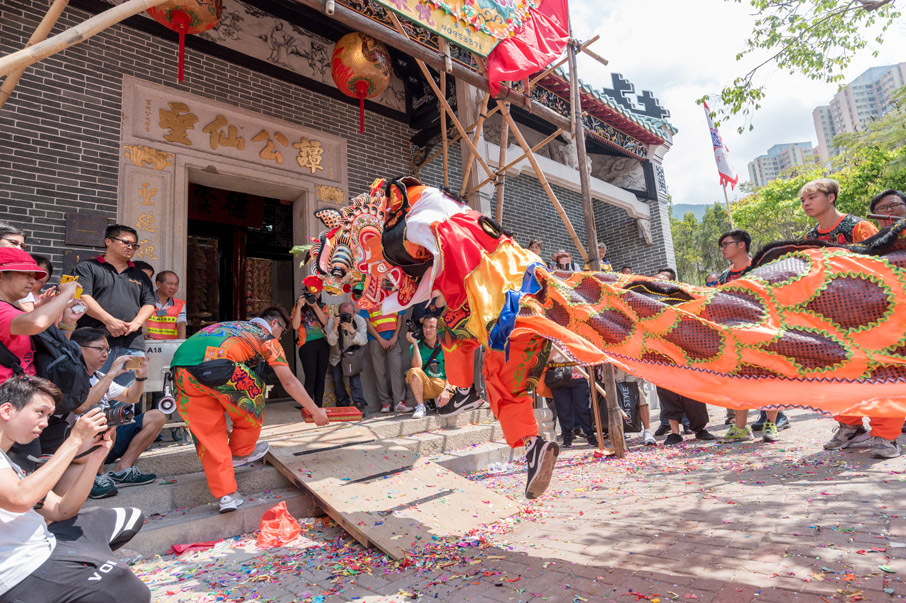 麒麟伴隨隊伍來到譚公廟，在廟前表演一番。