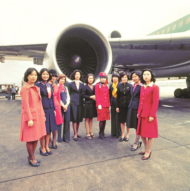 本地培訓的空中服務員，多年來為世界各地旅客提供殷勤專業的服務，為香港民航業帶來不少貢獻。(圖片 / 政府新聞處)
