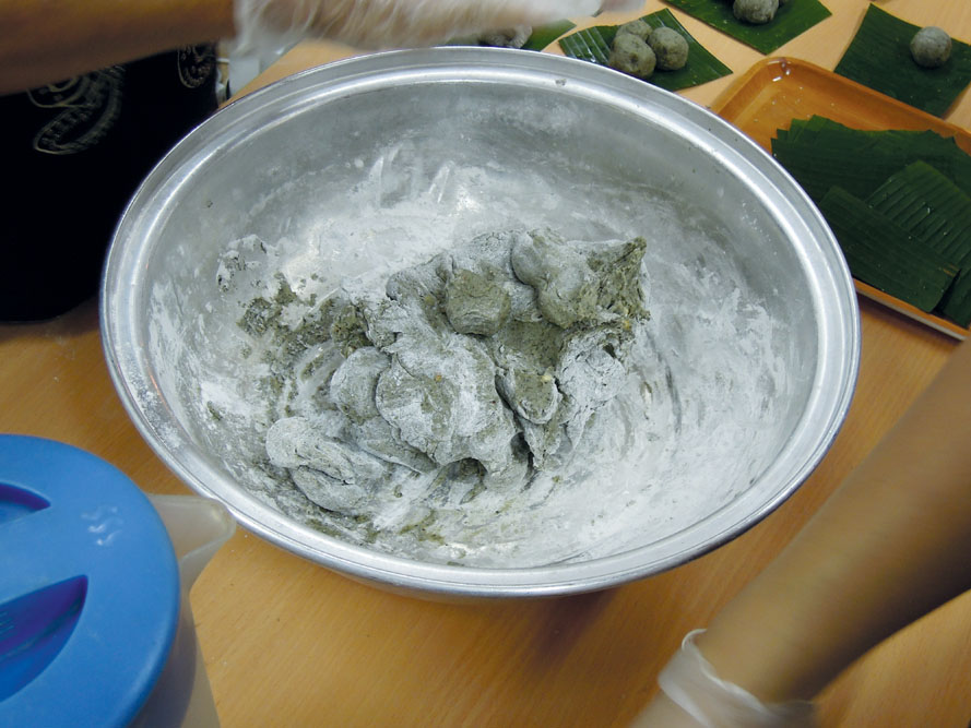 茶粿製作3：把糯米粉和粘米粉一同倒入雞屎藤汁中，接著便加入花生碎。