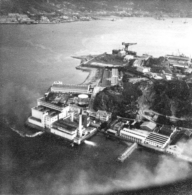 鶴園發電廠，1950年代。圖中的海灣是大環海灘，下方為電廠貨倉、油煤貯藏庫及發電機組廠房，中上方可見黃埔船塢。右邊小山後來被夷平，1991建成和黃公園。