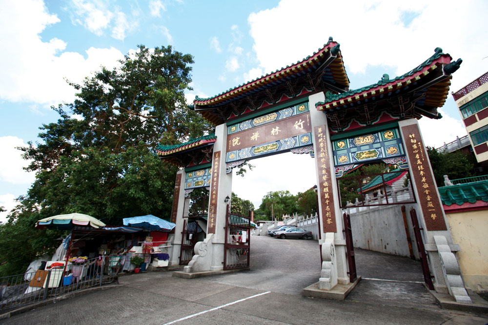 竹林禪院位於荃灣芙蓉山道，總面積達40多萬平方呎，是香港著名禪院之一。