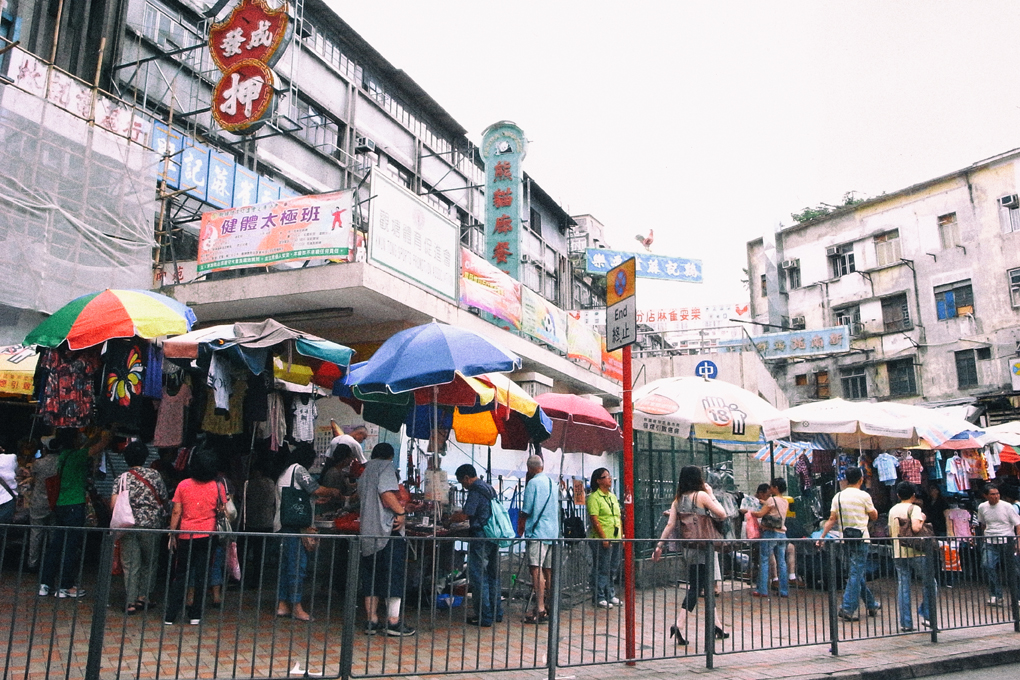 仁愛圍街角的三角位，中午前是被七彩太陽傘覆蓋的小販市場。