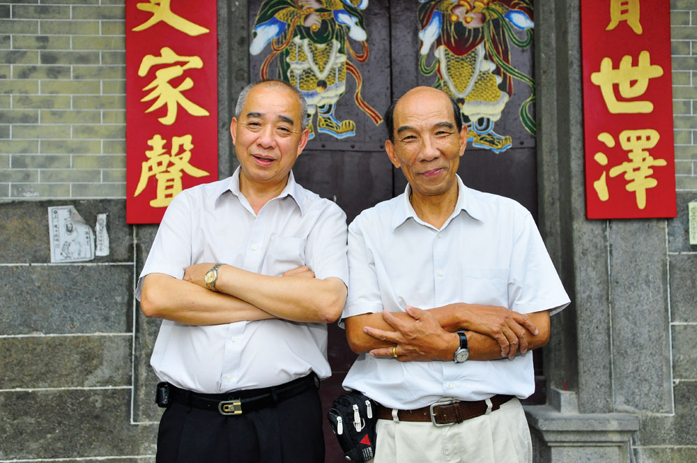 村長彭未齊（左）和父老彭日光（右），熟知村內的大小事務。