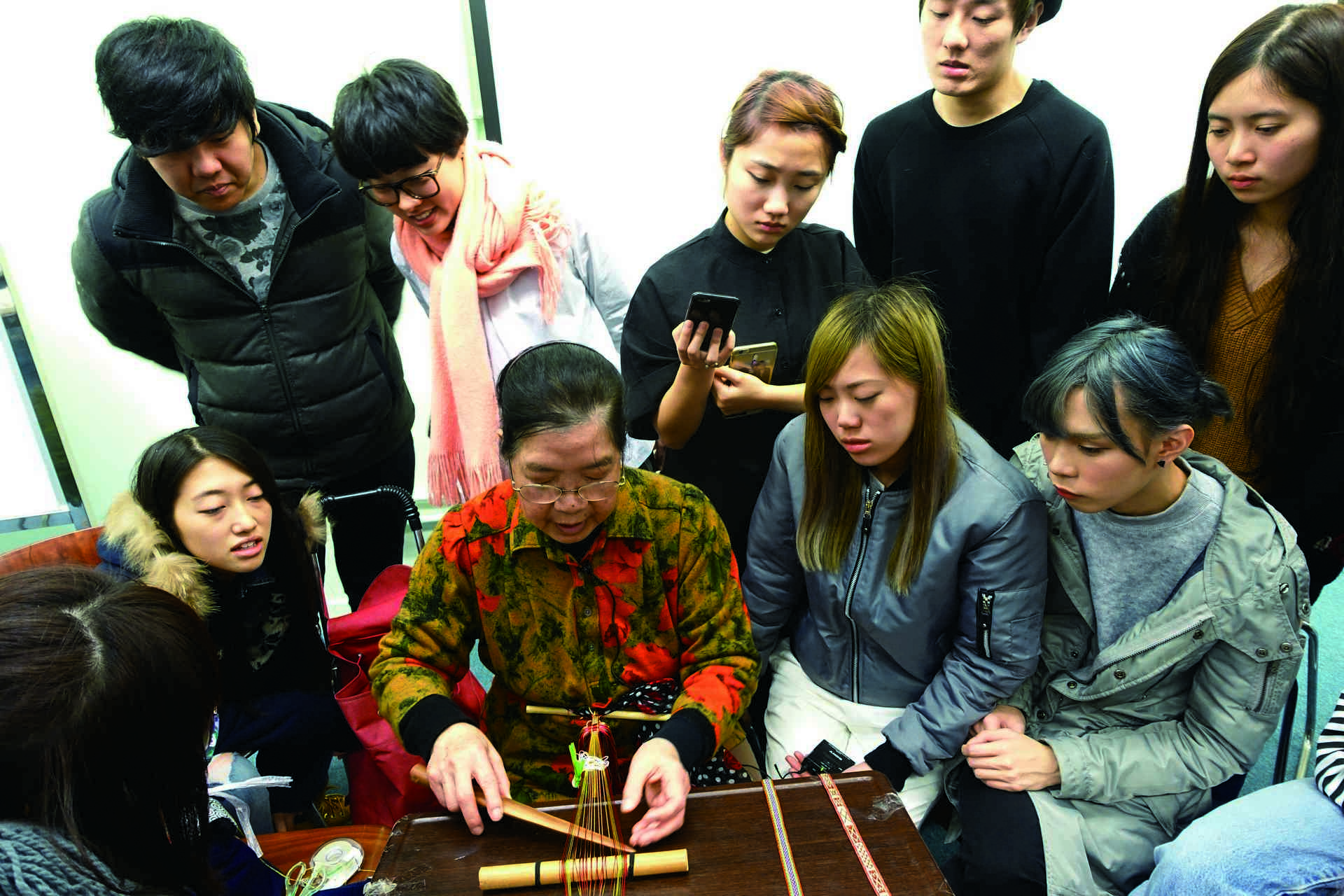 徐月清向香港高等教育科技學院時裝設計系學生傳授花帶編織技巧，銳意傳承。