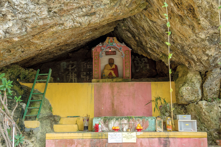 杯渡禪師駐錫的山洞，現有一尊僧人石像作為紀念。