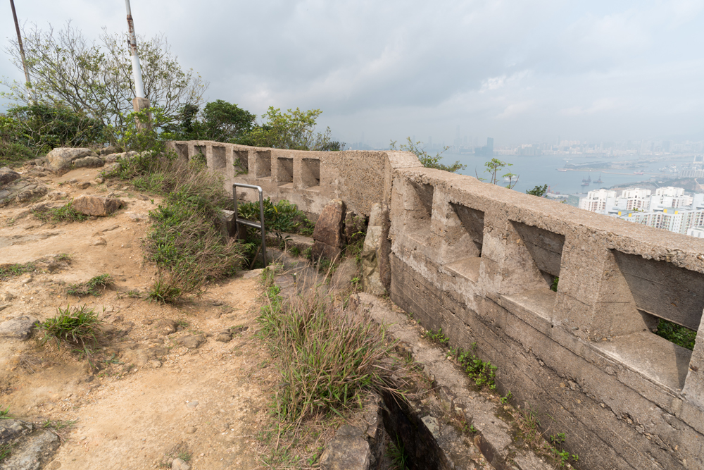 碉堡外圍開鑿了一排槍孔，防禦敵人入侵。