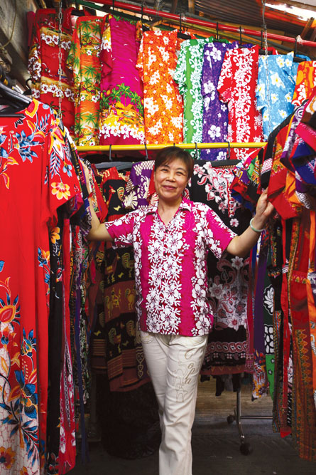 鱟地方的珍記專賣印尼服飾，設計獨特，款式眾多，花紋奪目，且穿在身上乾爽舒適，深受女顧客歡迎。