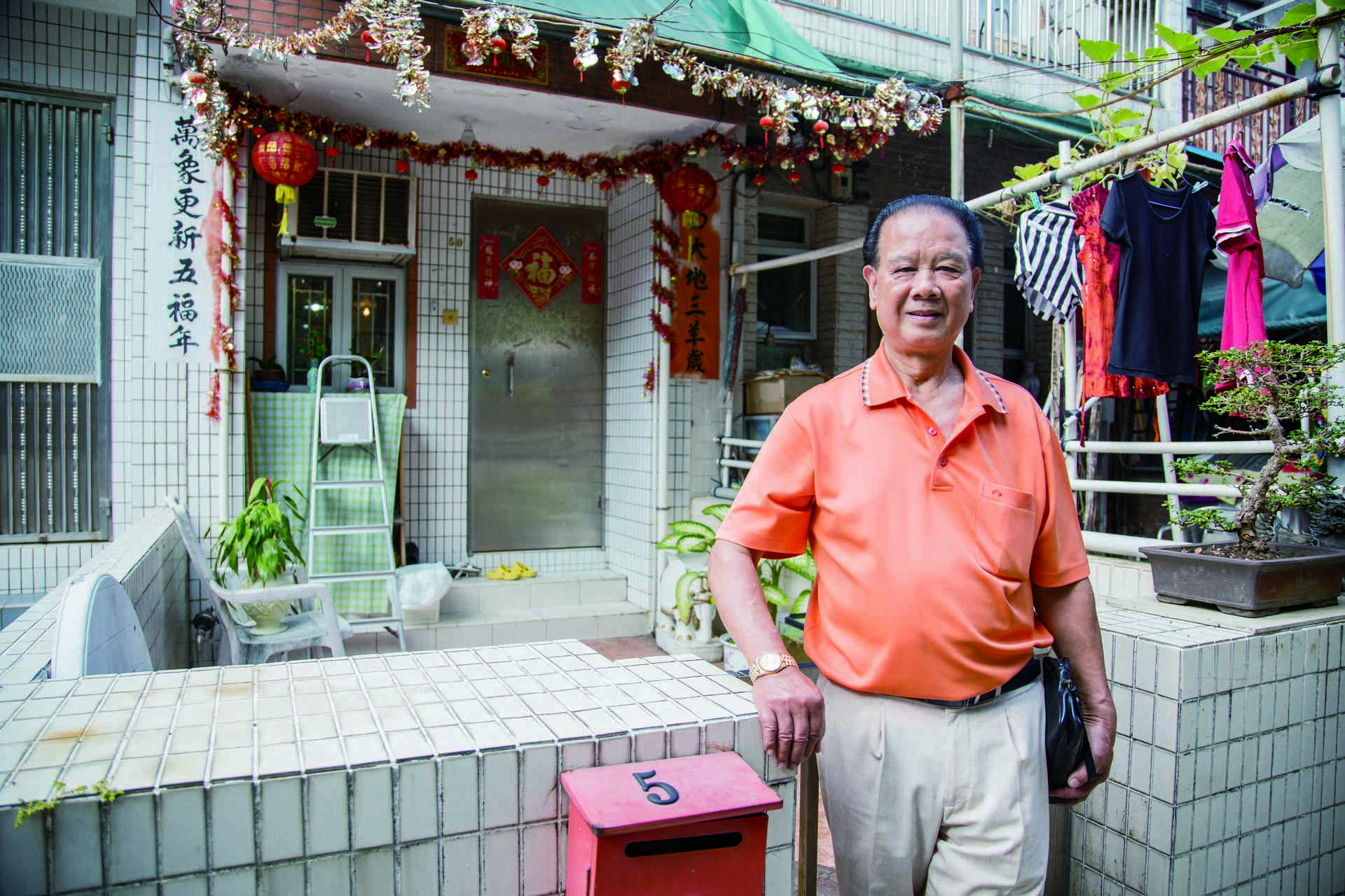 馬游塘村長曾慶明先生站在自己祖屋前。
