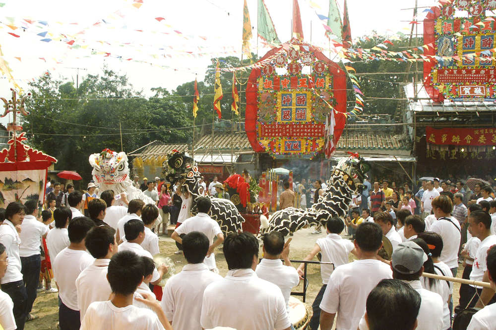 東涌的侯王誕在農曆八月十八日，不少團體到來舞獅助慶。