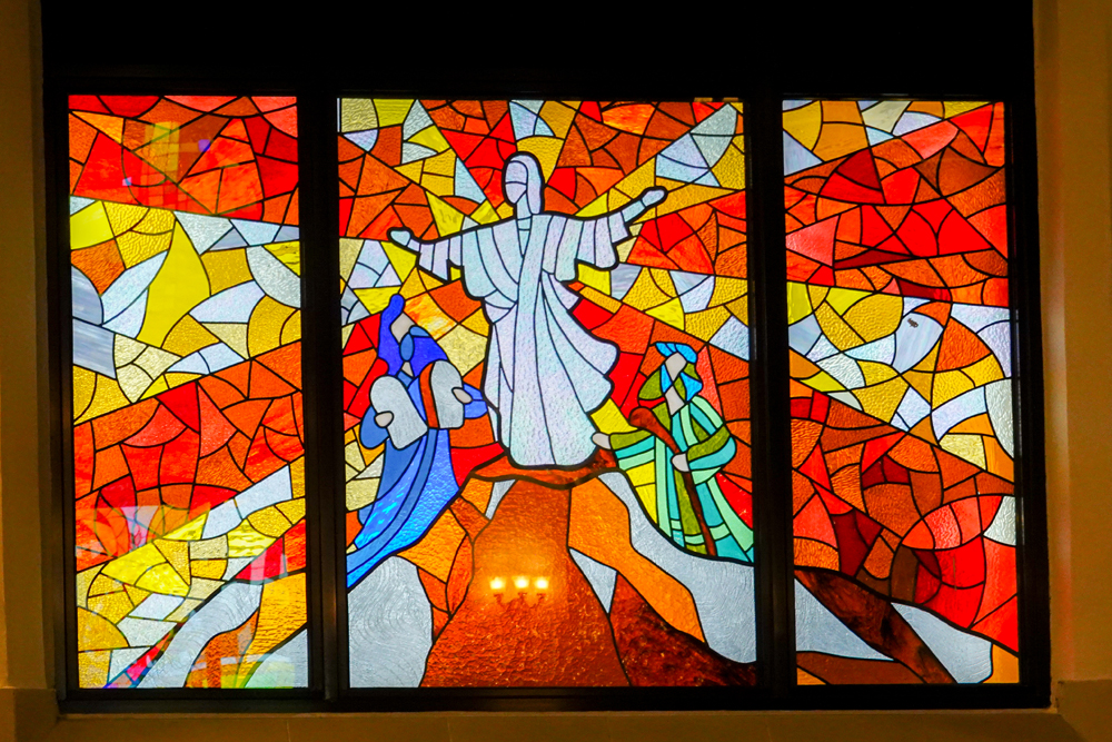諸聖堂在2010年升格為聖公會西九龍教區座堂，同年換上八幅新的彩繪玻璃窗。