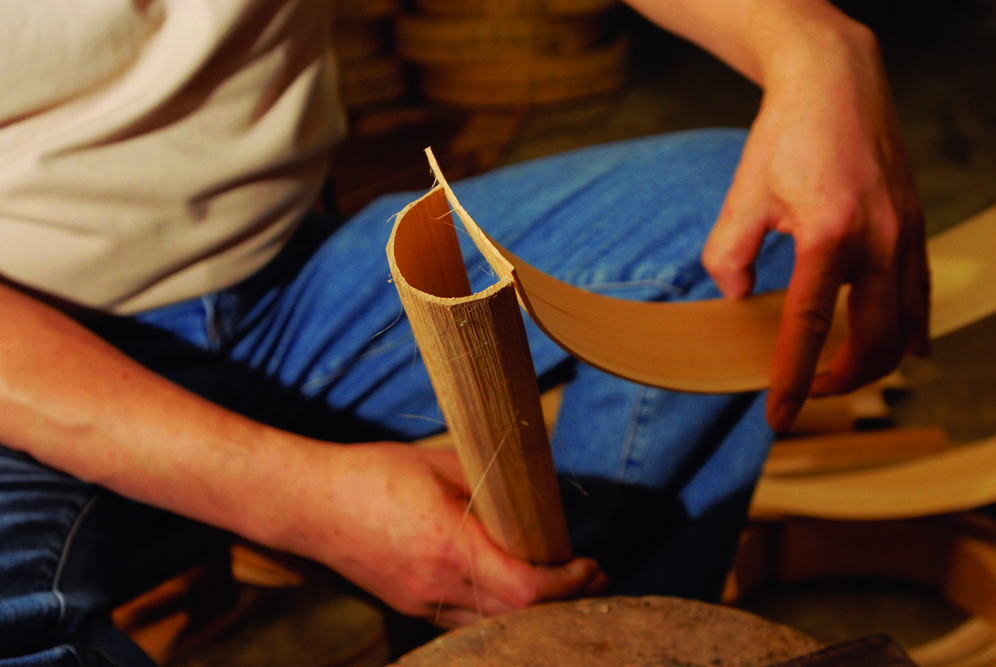 由一根竹，經過不同的方法處理，不需二十分鐘就能徒手製作出一件，仿如藝術品的蒸籠。