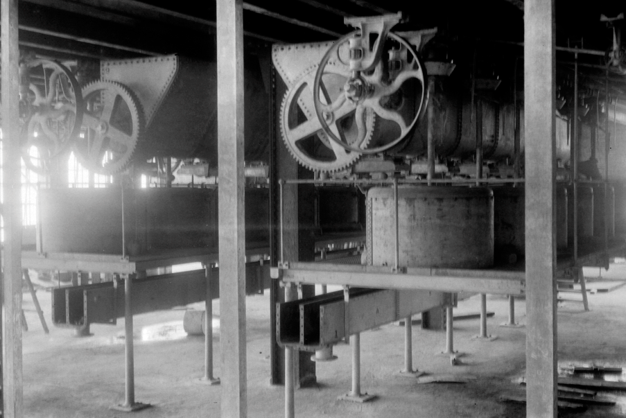 1903年的糖厰內部，已見不少重型先進機器的裝置。