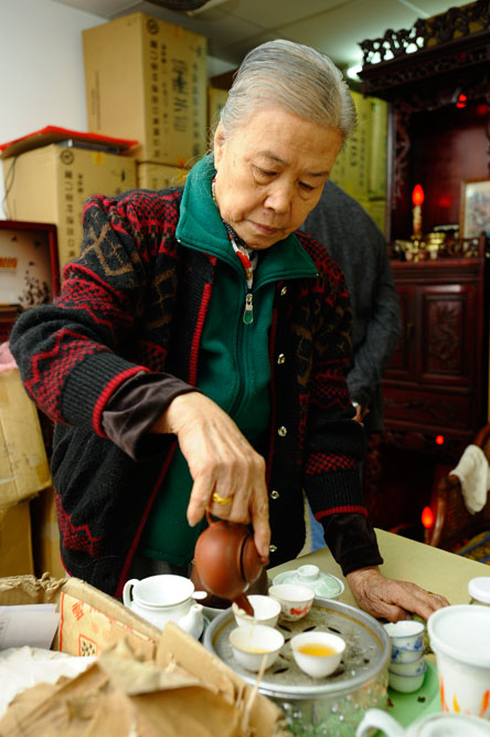 蘇老太每天都會親手泡茶，供客人品嚐。