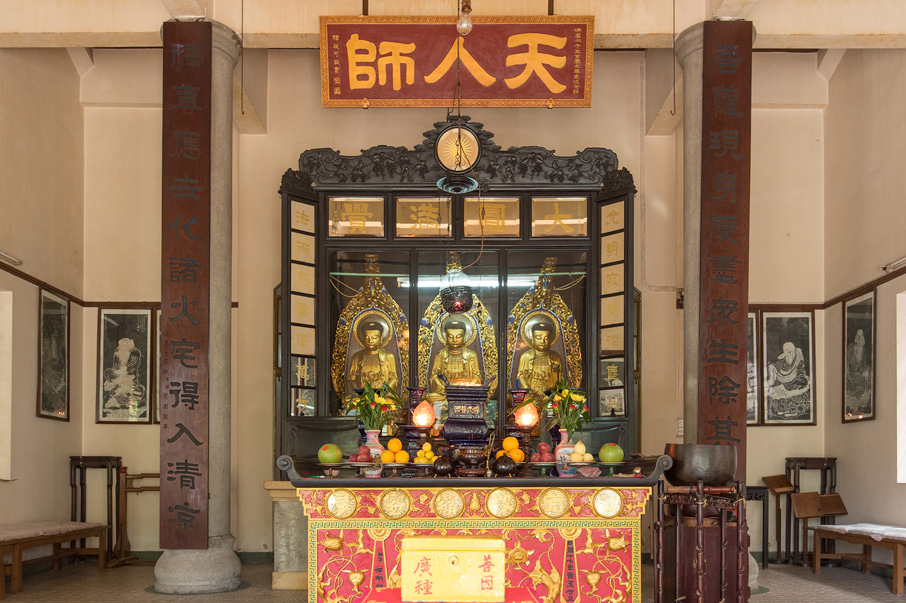 佛殿供奉三寶佛，「天人師」的牌匾由筏可大和尚題字。