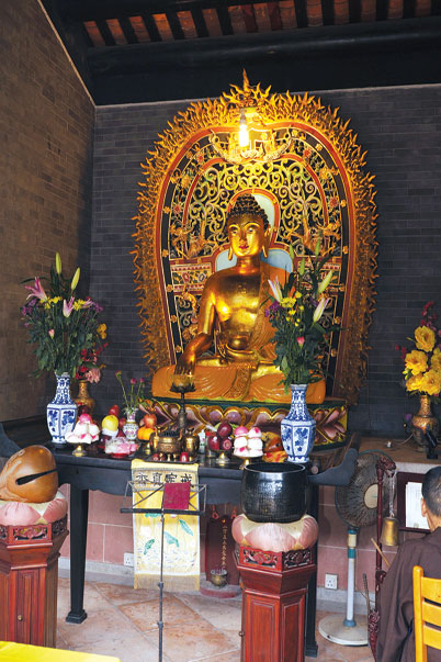 靈渡寺內的佛像莊嚴肅穆，多年來得到村民的誠心供奉，有着宗教的心靈寄託作用。