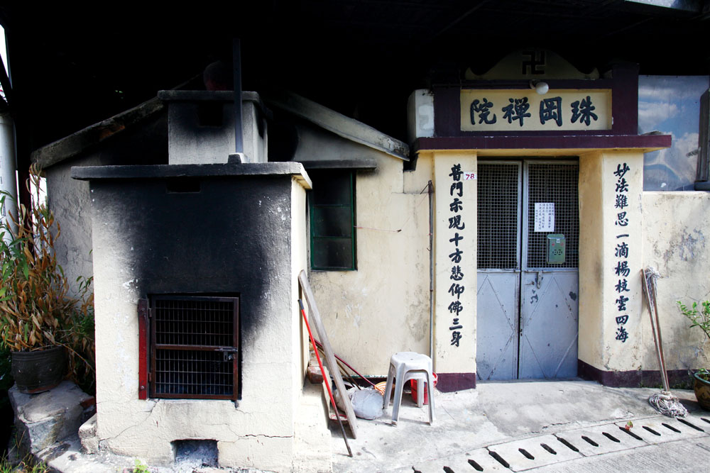 珠岡禪院的建築物原是老圍一幢過百年歷史的房屋。約50年前，禪院由廣東遷來香港，主持購買這所房屋建廟，院內佈置古樸。