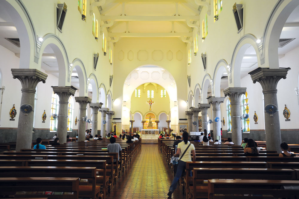 教堂內兩旁設有圓拱形柱廊，中央為祭台所在。