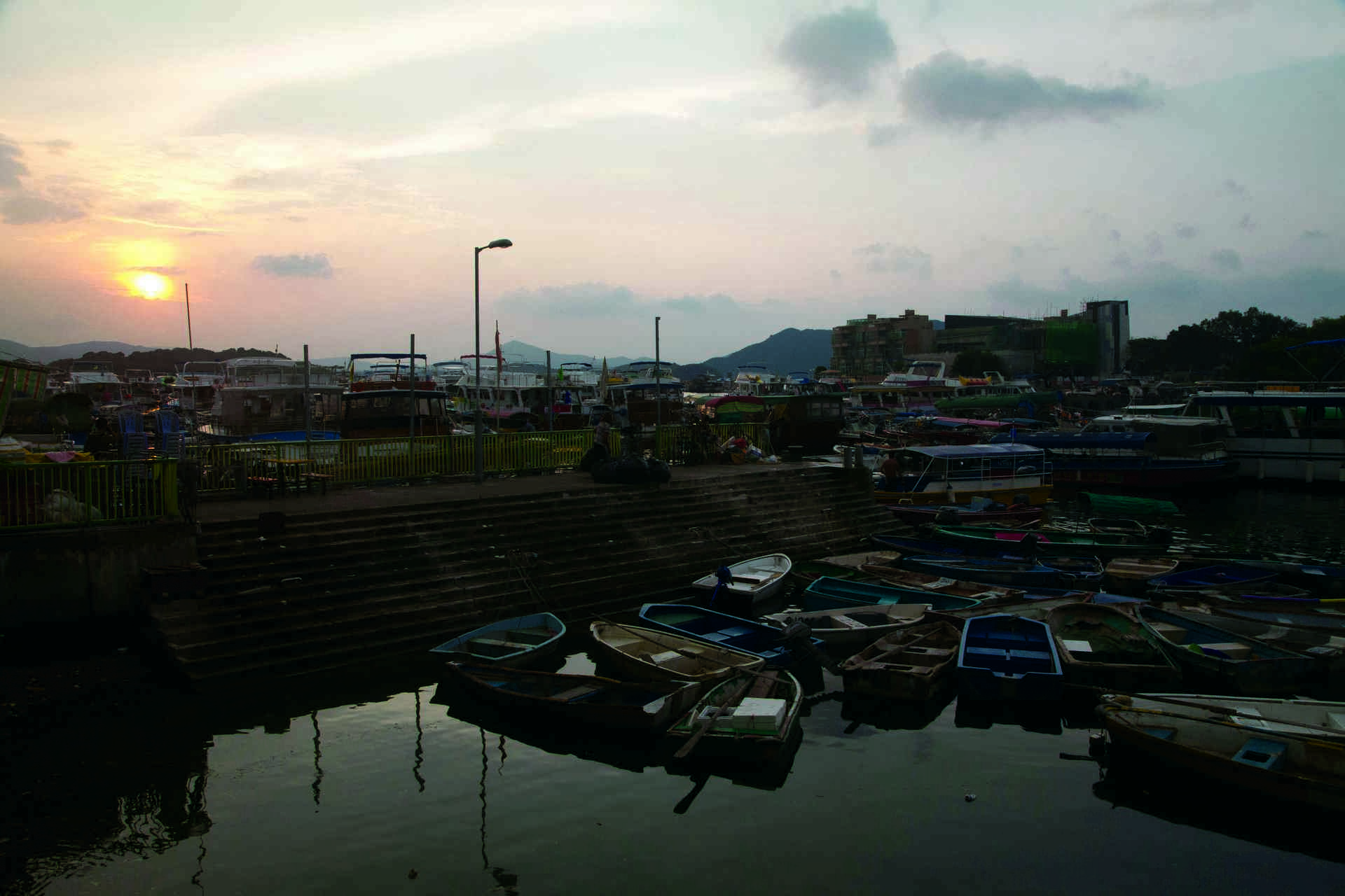 西貢日出，都市人準備起床；同一個日出，亦照遍漁民歸航之途。