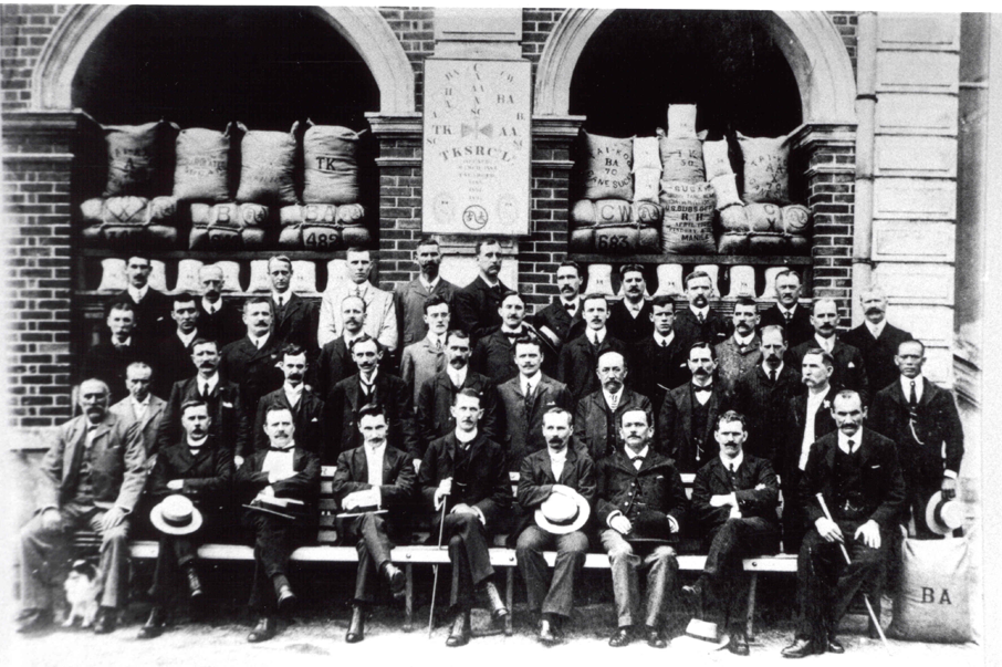 1890年，太古煉糖厰的員工合照。