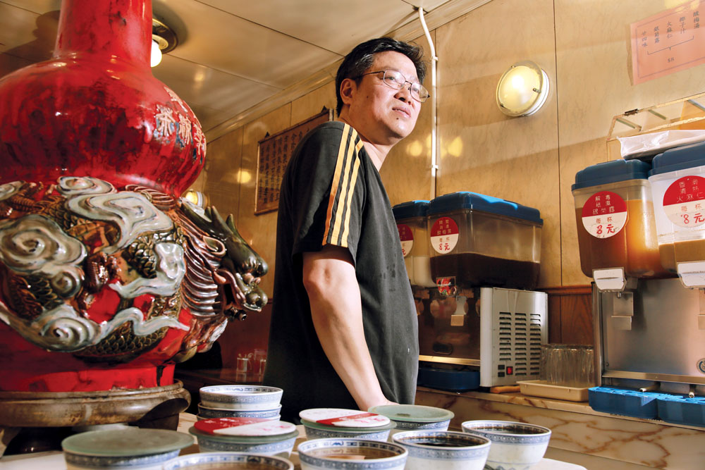 蕭老闆20多年來從不間斷為街坊顧客呈出一碗碗涼茶。