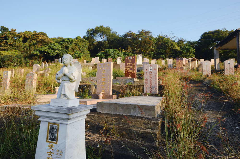 學者羅香林和退休牧師凌啟蓮也是葬於崇謙堂的墳場。