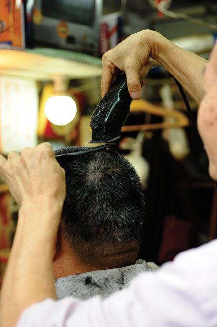 能夠男女界全套服務﹐因年少時在筲箕灣的「榮華上海理髮店」當女界師傅。