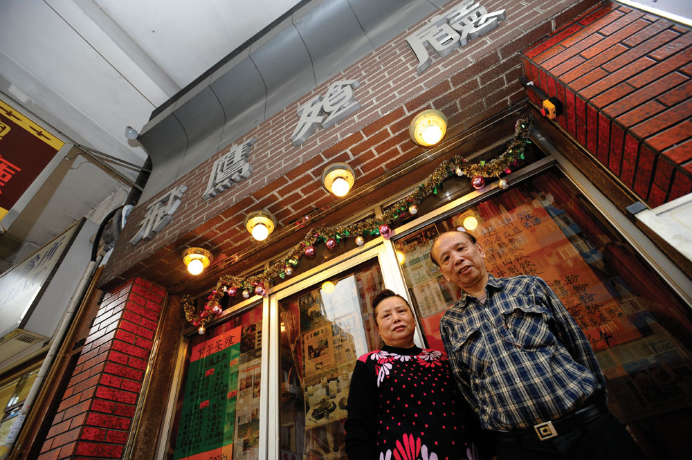 經胡氏家族多年艱苦經營，今天飛鷹餐廳已成為城中人經常排隊幫襯的名店。