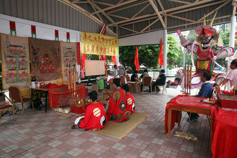 青山灣漁民在三聖邨的涼亭舉行盂蘭勝會。
