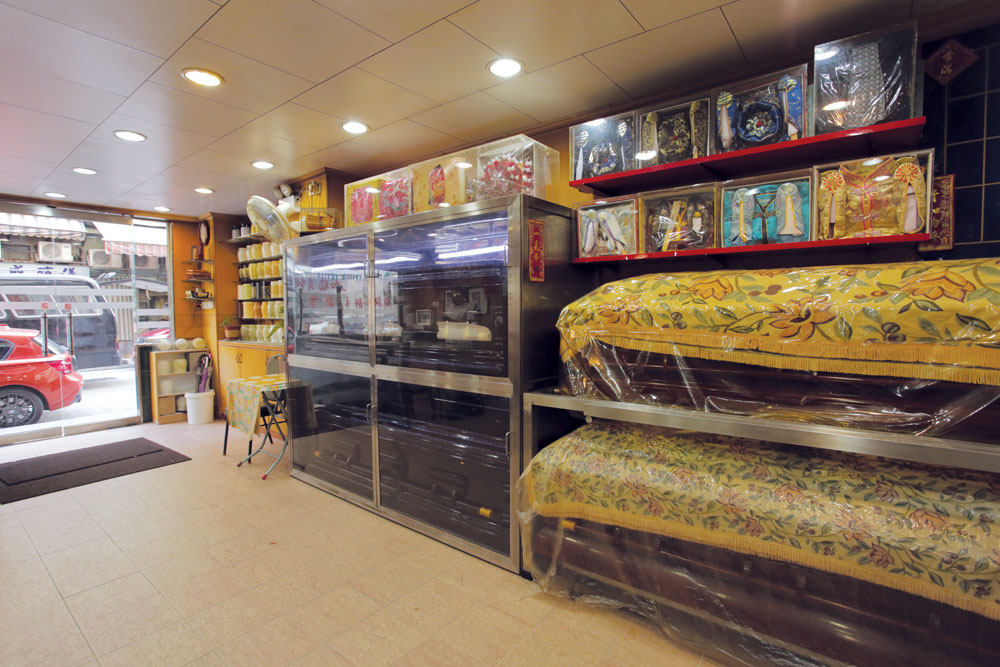 店內擺着各式棺木和殯儀用品，予客戶自行選擇。