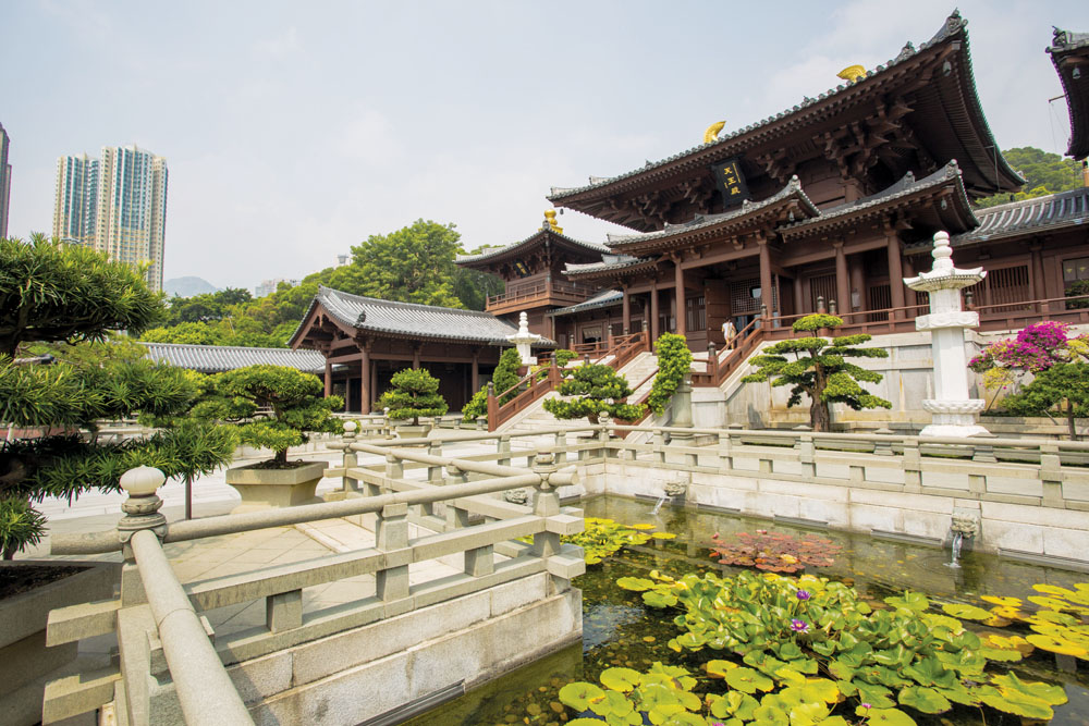 仿唐代風格興建的志蓮淨苑，中軸線上有山門、天王殿和大雄殿。