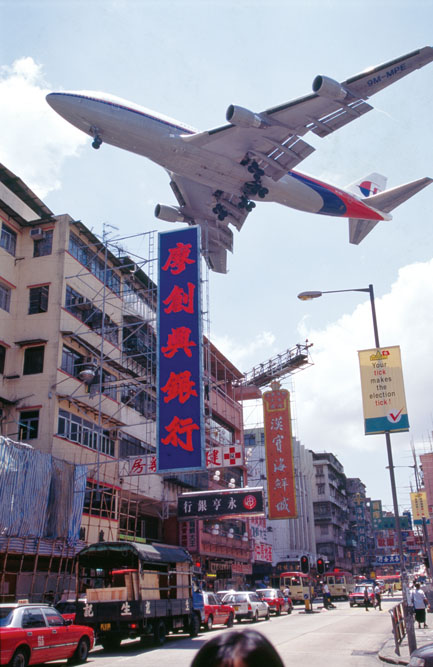 昔日飛機近距離掠過樓宇屋頂，帶來極大視覺震撼外，也為九龍城帶來噪音。