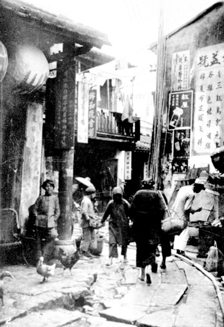 九龍街是早年九龍城最重要的商業街道，商店林立，不只吸引附近的人前來，甚至是遠至西貢、沙田鄉民都會到來趁墟。(圖片 /政府檔案處)