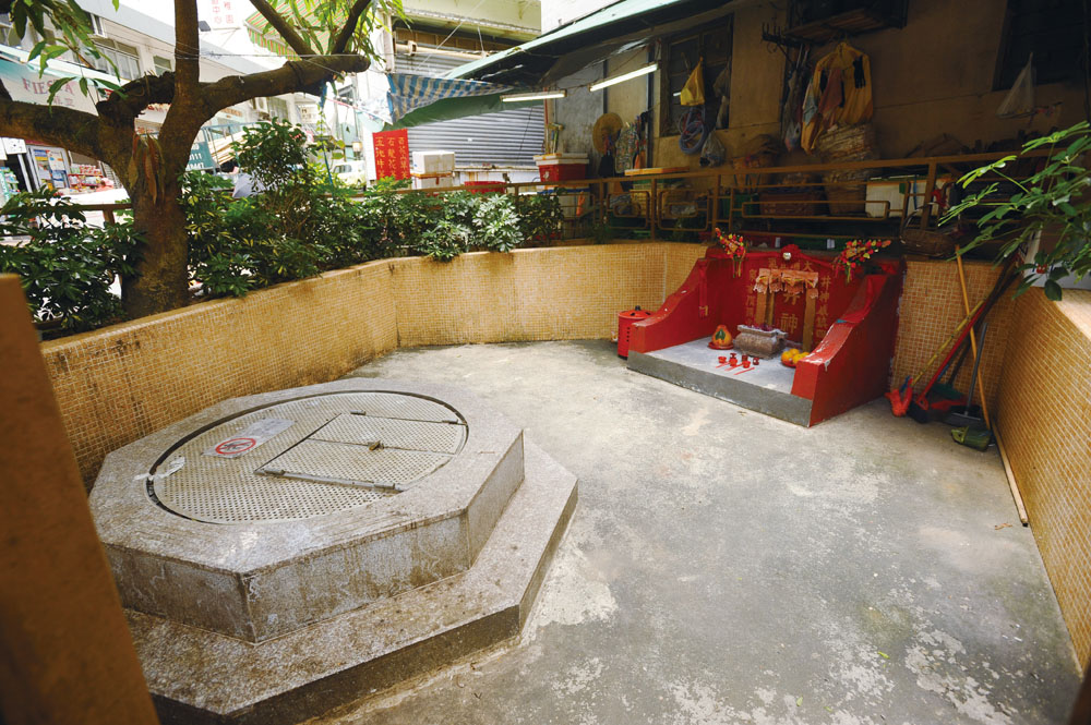 井神位於安富道與崇德街交界，這口井與文武二帝廟一樣古老，估計有超過一百年歷史。