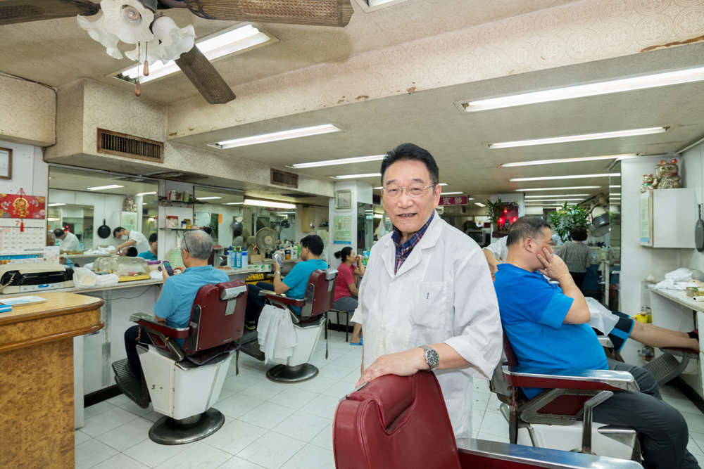 店內仍然沿用傳統舊式手藝和用具，原汁原味的上海地道理髮店。