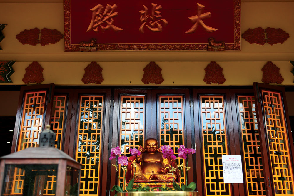 東林念佛堂的大雄寶殿和大悲殿為主要建築，大悲殿主要供奉千手千眼觀音菩薩。