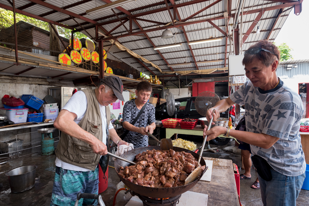 客家鄉民自家炆煮豬肉、木耳和酸菜，炮製「師傅飯」。