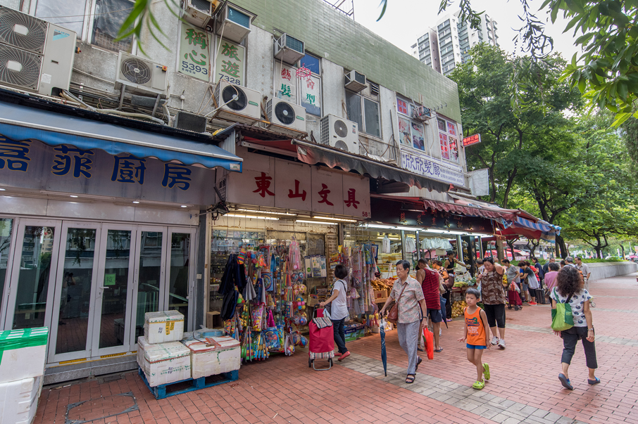 周邊商舖因租金上升而經常易主，唯獨東山文具店仍然屹立在置樂為街坊服務。