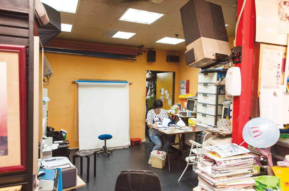 小小的工作室設備俱全，為墟內外的顧客提供專業的攝影服務。